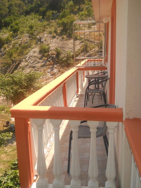 Apartments Brnjada Сутоморе Стая снимка